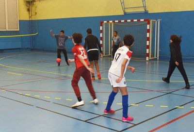 enfants jouent handball